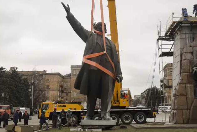 XCMG QY130K lift statue