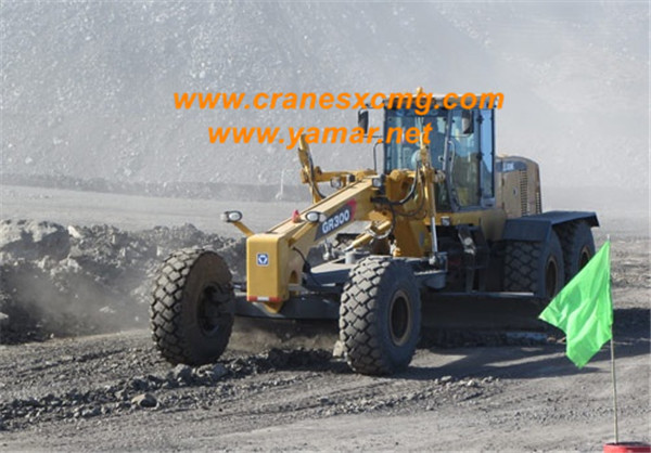 XCMG motor grader GR300 working in Europe (2)