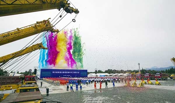 徐工8台起重机列队静候四川高速公路开工建设1