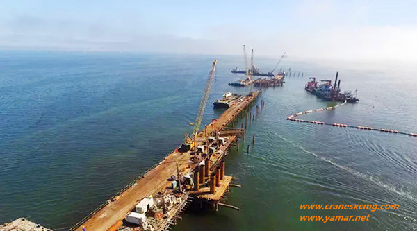 XCMG crawler crane build seaport