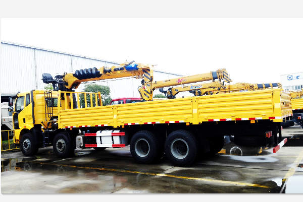 XCMG multi function truck-mounted crane off production line