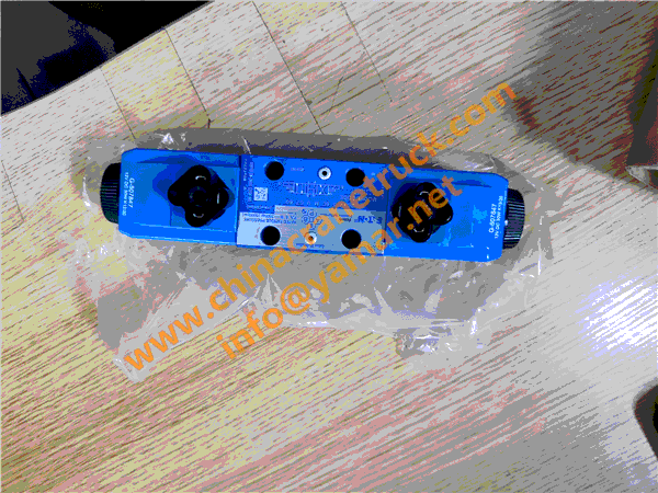 Customer order directional valve for XCMG roller