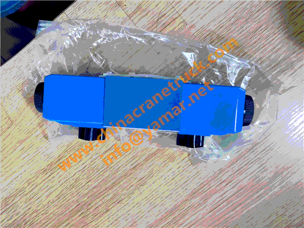 XS120 road roller Directional Valve (2)